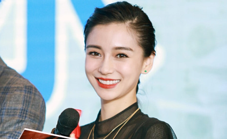 杨颖出席某活动,笑到"放飞自我",这嘴巴真大,牙齿略显黄!