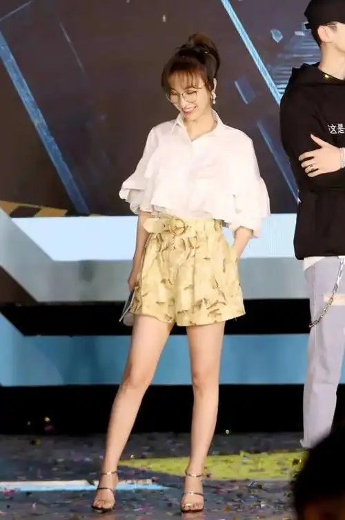 吴昕被路人关滤镜直拍看清生图下的真实腿型是我眼花了吗