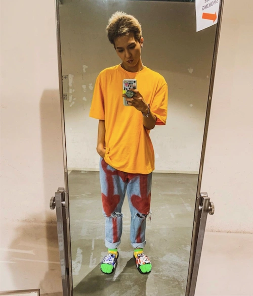 比较常见的就属将各种荧光色系进行堆砌,橙色,绿色,红色组合在一起也