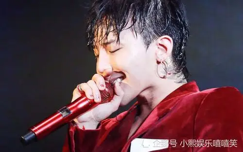 权志龙晨起就抽烟,90度嘴叼姿势无人能敌,不怕被烫到吗?