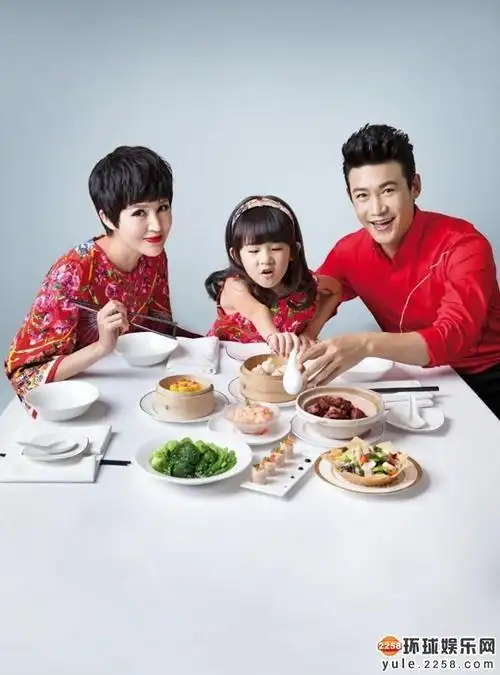 不少,乖巧可爱,外型秀气,酷似贝儿,不再是当年胖脸小眼似樱桃小丸子啦