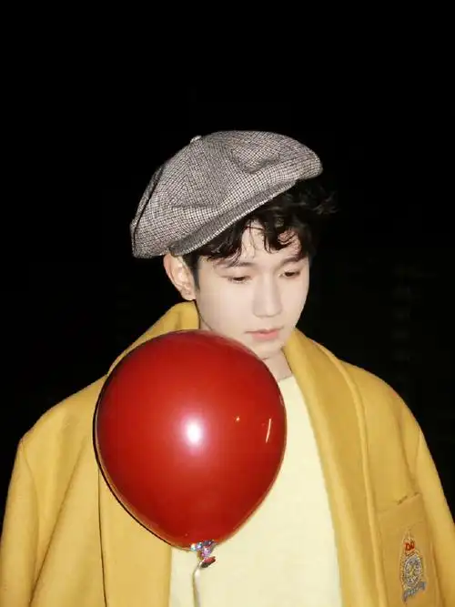 去年这一组生日图哦 城堡里的王子源源这次回来应该也拍了生日图吧