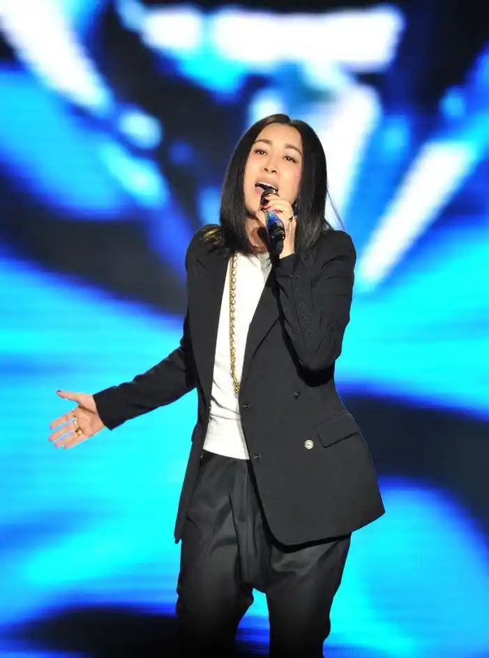 52岁林忆莲被网友拍到,发福让人认不出,网友:再胖也是心中女神