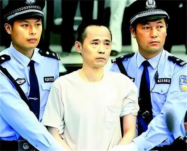 2015年身家400亿的刘汉被判死刑后在押赴刑场时神情恍惚