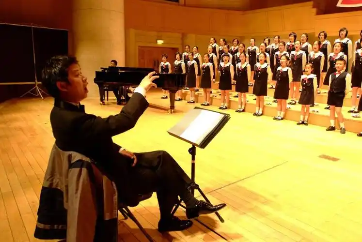 杨力教授指导学生做发声练习童声合唱涉及很多方面,希望有更多的学生