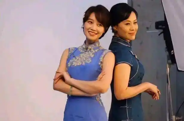 蓝盈莹和"妈妈"拍大片,穿无袖旗袍清新脱俗,焦点却在妈妈身上_乌君梅