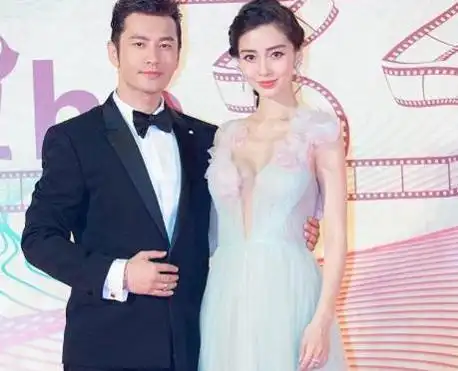 黄晓明30岁前任与28岁现任妻子比美相差2岁散发出浓浓火药味