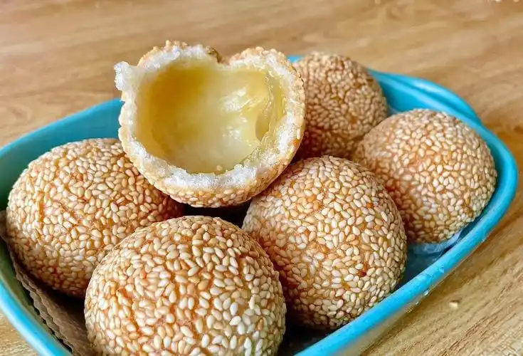 【炸麻团】有很多朋友就会问了,汤圆和麻团都是糯米粉团成的球,为什么