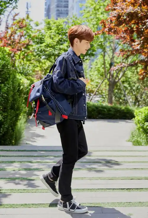 张艺兴休闲帅气街拍写真图片