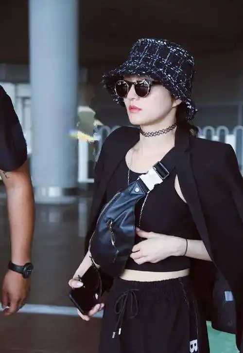 张韶涵的身形在女明星中都很娇小,体重更是让人羡慕,不过很少穿着秀