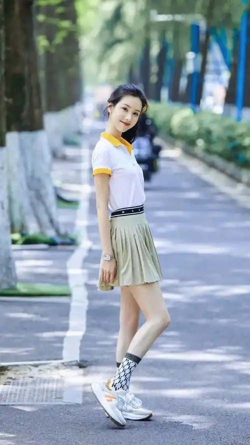 南航校花陈都灵美腿大赏小短裙花短袜的她超可爱