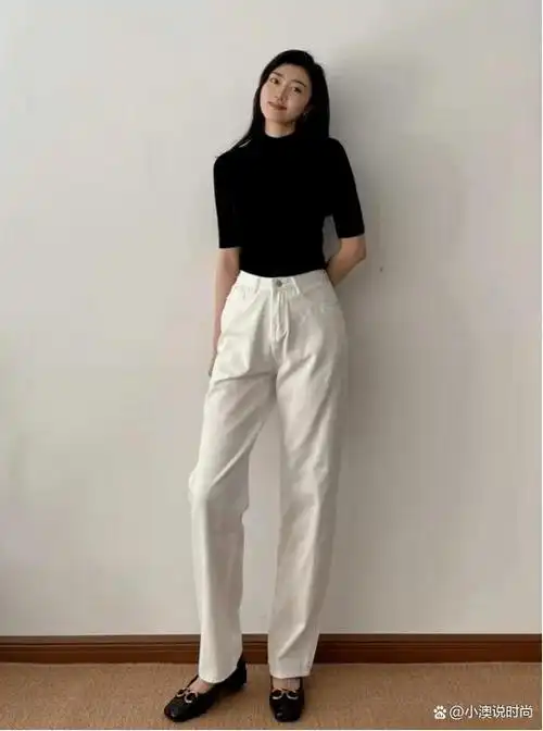你还在依靠深色系的衣服去搭配,建议你最好尝试一下今年超火的白裤子
