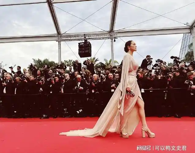 41岁唐嫣初次亮相戛纳,看到她的镜头特写,才明白胡歌说的没错!