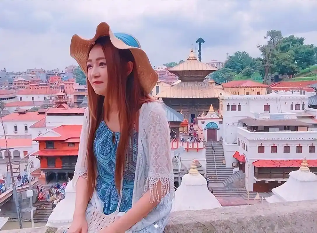 "丫头"詹子晴:家境贫寒曾蜗居蟑螂房,不靠婚姻靠自己身家上亿