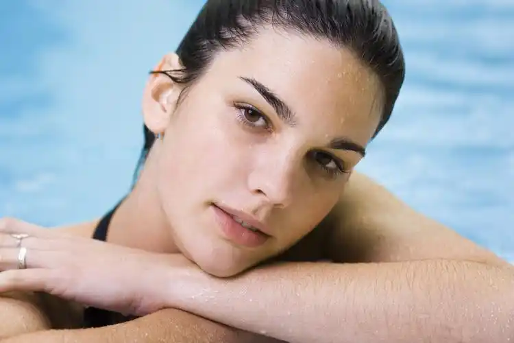 美女游泳在水下图片