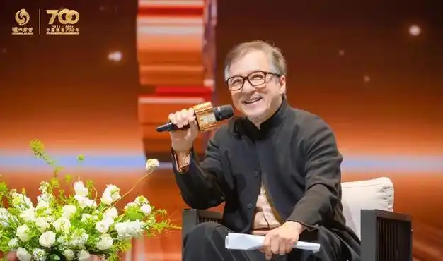 70岁成龙近照曝光头发胡子花白尽显老态网友评论让人泪目