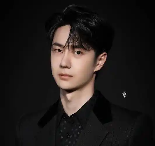 王一博一身全黑西装亮相,再次刷新大众审美,凸显时尚_外套_电影_穿着