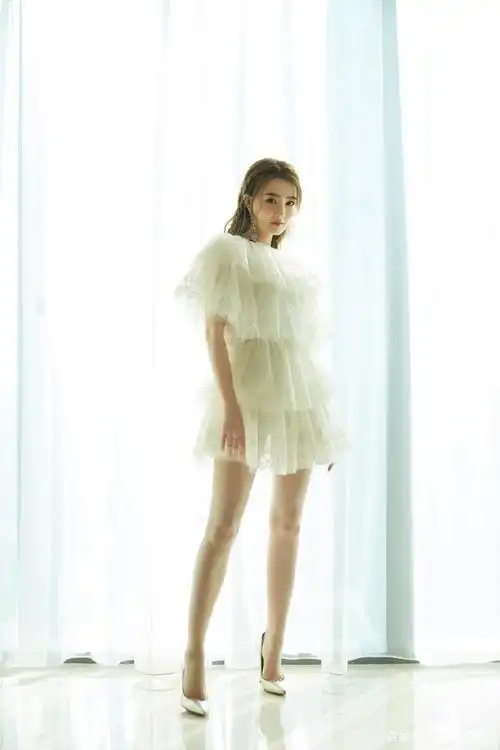 徐璐甜美私服照,穿娃娃领透视衫配粉色短裙,网友:初恋少女