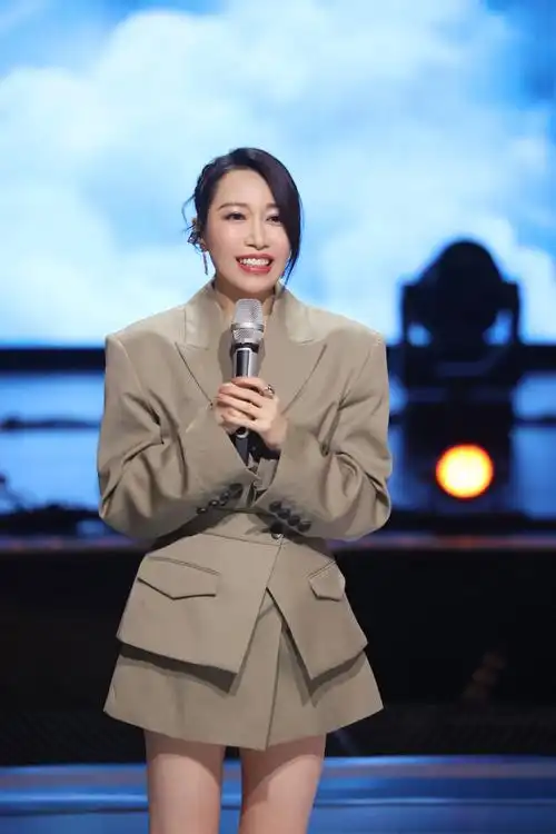 金池天赐的声音被赞典范与偶像张信哲同台合作蔷薇