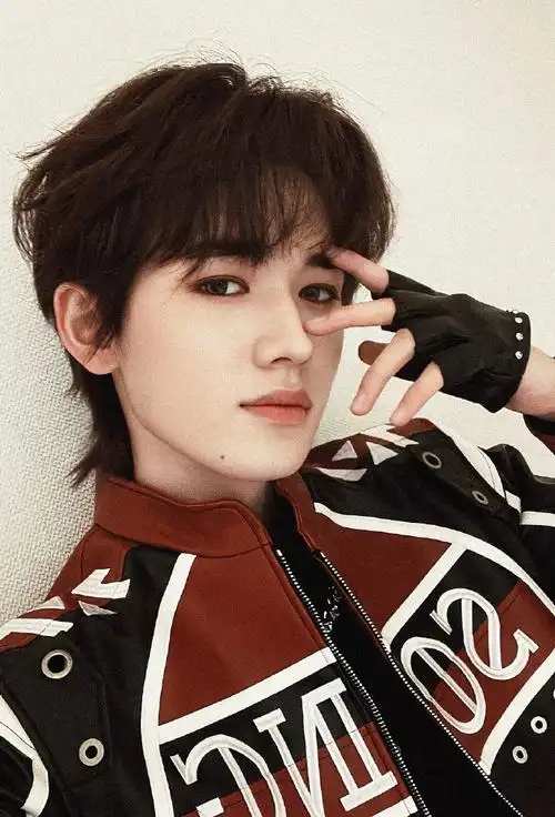 和宋亚轩点亮微博之夜