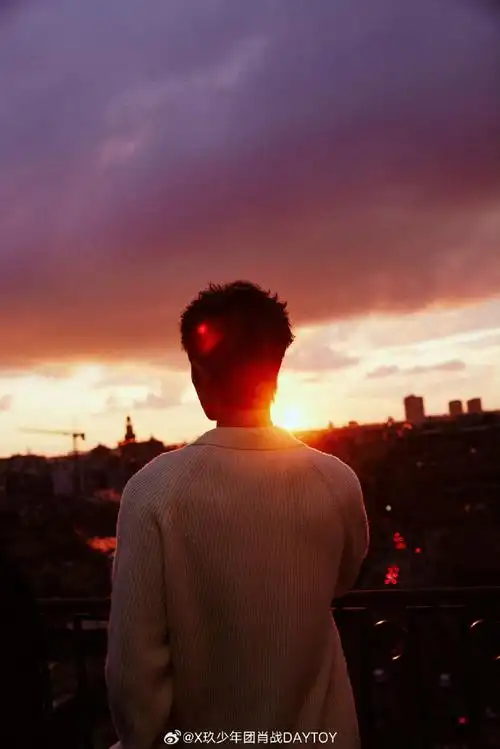 肖战超话#肖战#这个全世界为之倾倒的男人,连背影都让我无数次心动