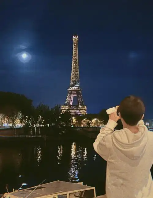 王俊凯三张背影一张自拍##王俊凯终于晒自拍了