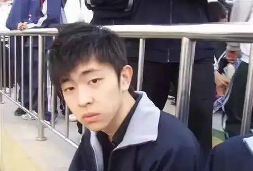 邓伦属于那种很清秀的外形,小眼睛但是有一个高鼻梁,脸型也很帅气