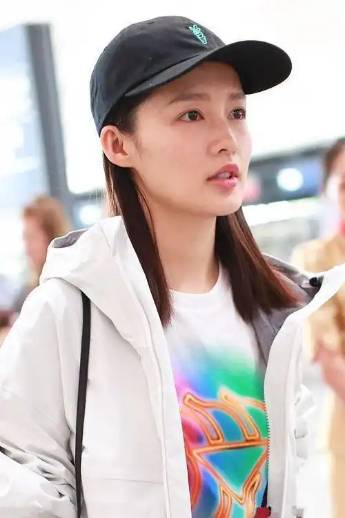 大美女李沁素颜现身,真的太会穿了