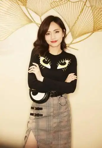 刘惜君长裙太惊艳,时隔3年重回舞台,看不出她已经31岁