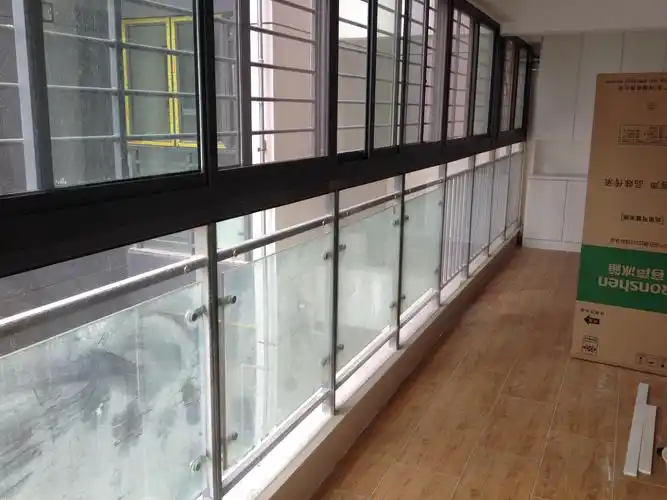 阳台上面玻璃窗贴设计