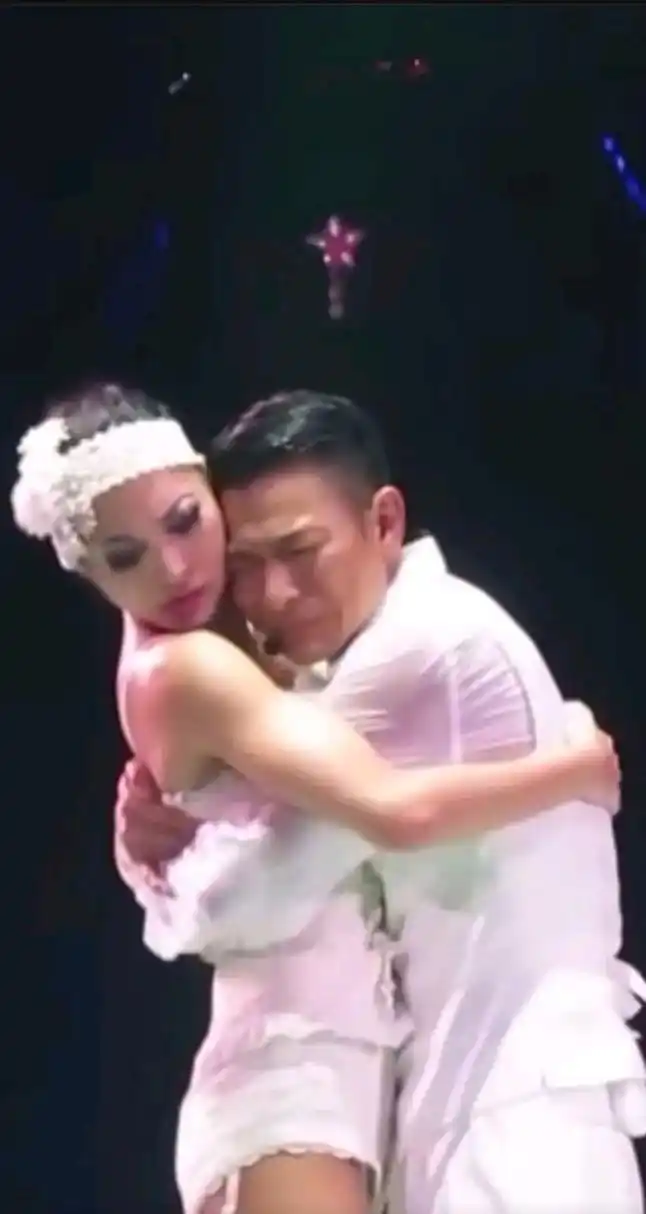 合照中的女孩是刘德华伴舞者赖文慧,她只为刘德华一人伴舞25年,从16岁