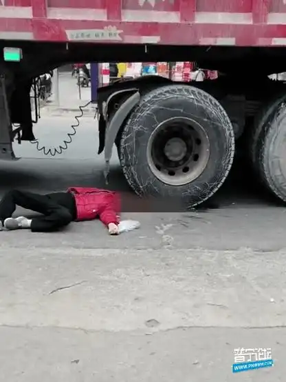 血肉模糊一女子头部被车轮碾压当场身亡