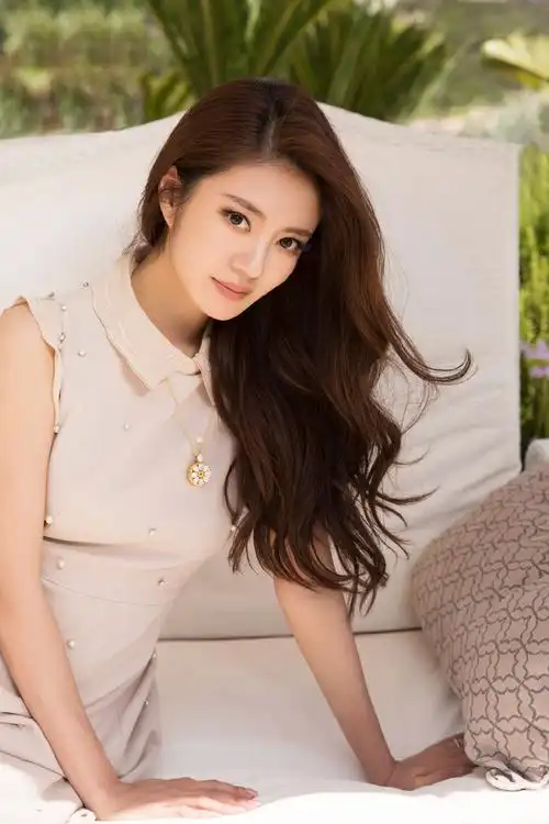 安以轩的父亲因女儿丈夫自杀,而丈夫卷入犯罪涉嫌被抓,探寻安以轩的生