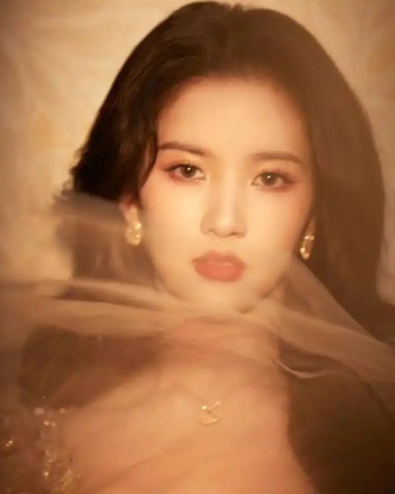 刘些宁金色宫廷风长裙闪耀自然灵动