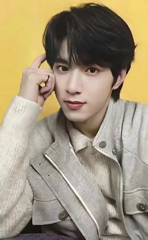 刘耀文戴鸭舌帽##刘耀文全黑造型好酷