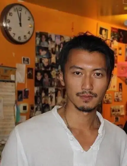 谢霆锋夏威夷拍戏胡茬造型被赞野性美