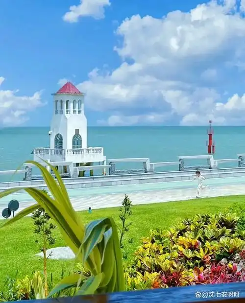 珠海是中国美丽的海滨城市,有海滩和温暖气候,位于珠三角洲南部,与