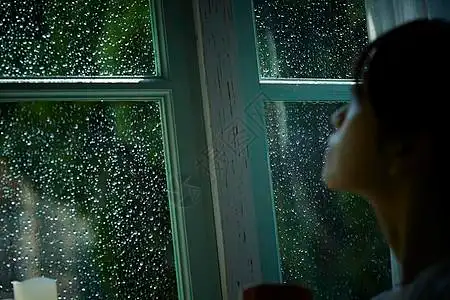 从窗户看下雨天背景