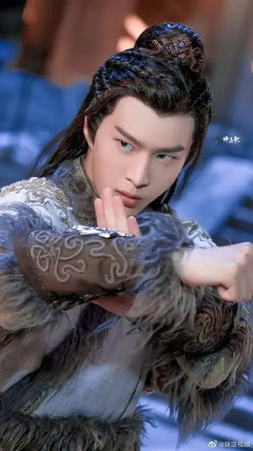 秦烈,少年灵动的眼神,造型帅气迷人,是谁狠狠心动了我不说~#范丞丞