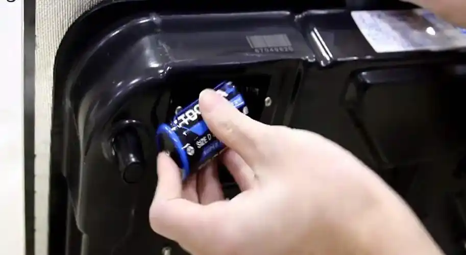 燃气灶换电池的地方在哪里(燃气灶没电了怎么换电池) | 多搜百科