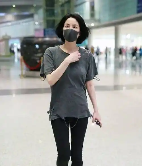 原创王菲近照状态真好穿衣打扮宽松舒适皮肤白皙细腻无皱纹