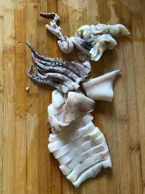 完美复刻当地海鲜馆的招牌炸鱿鱼的做法 步骤2