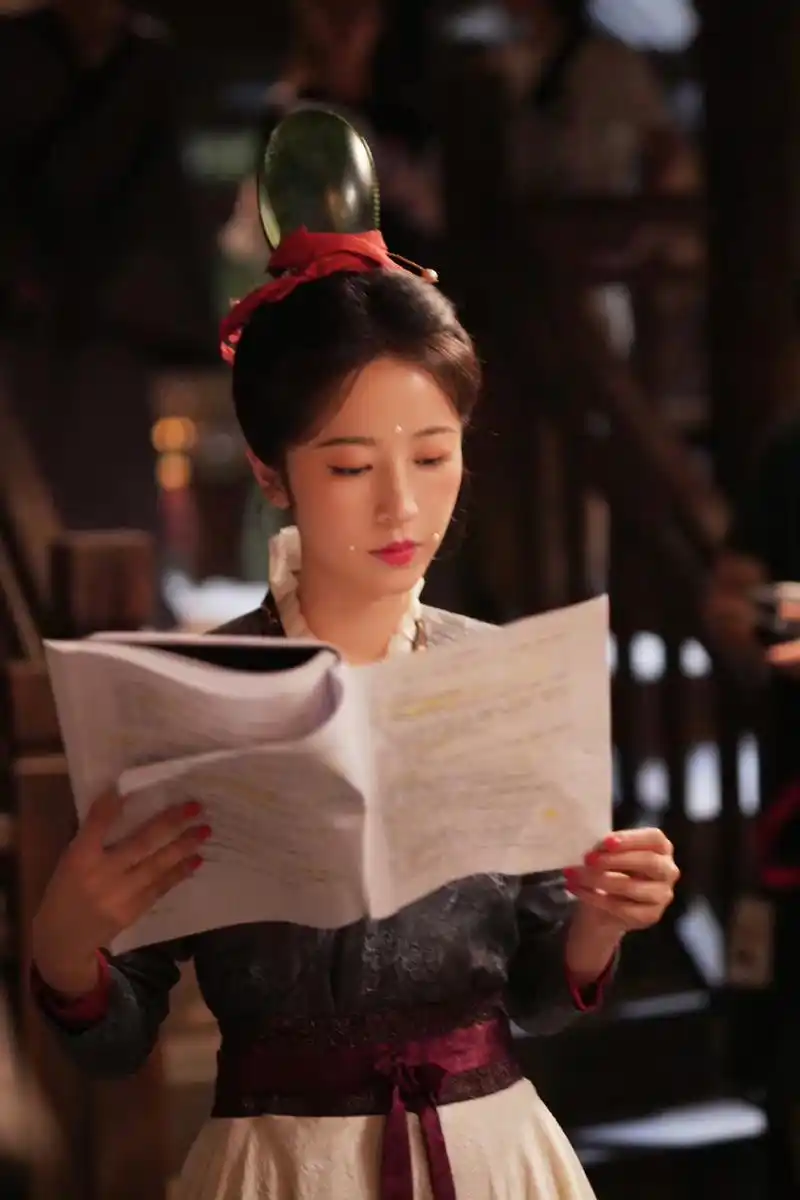 周雨彤的古装造型和她清丽脱俗的气质特融合