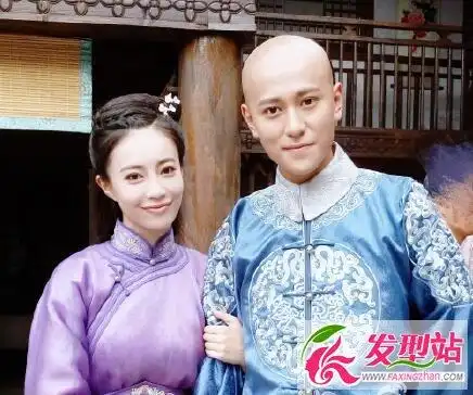 目前已经杀青,在之前曝光的"恋人视角"组图中,刘学义与孙蔚逗趣娇羞的