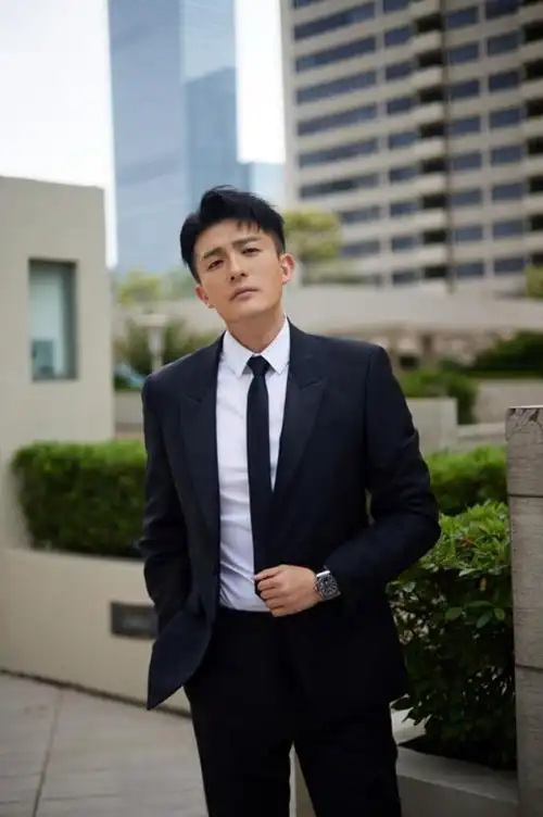 孙艺洲亮相白玉兰奖颁奖典礼,多面造型诠释绅士格调 - 微视 - 南方