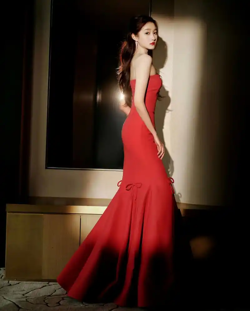 关晓彤薄荷绿纱裙##关晓彤北影节红色鱼尾裙