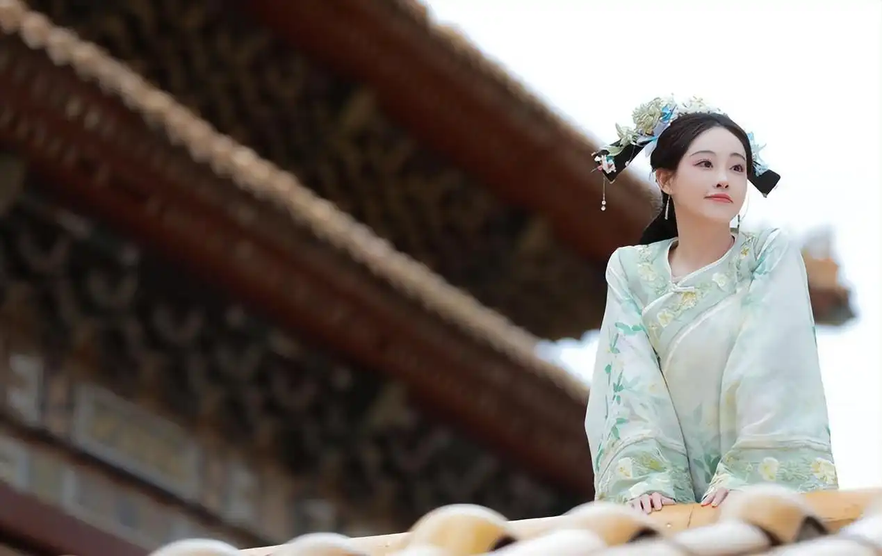 祝绪丹分享清宫古装美照,笑容甜美诱人,宛如在逃格格惹人爱