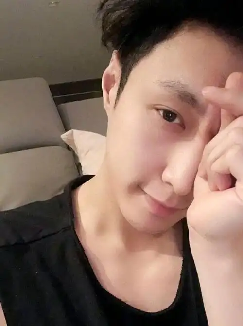 张艺兴素颜状态好差面部水肿鸡窝头眼睛小了一圈