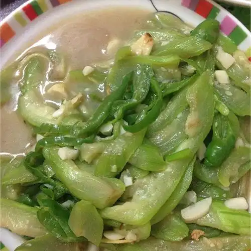 p>青椒炒丝瓜是一道美食,老少皆宜,制作简单,主要材料青椒,丝瓜. /p>