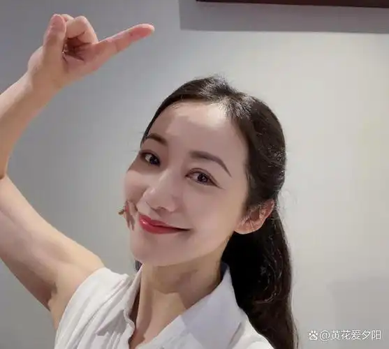 40岁韩雪国外被偶遇,素颜与上妆差别大,网友:认脸完全没认出来